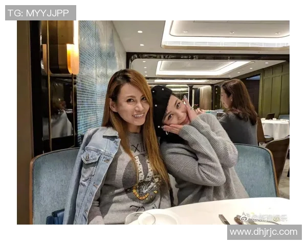 力哥与足球明星亲密合影高清图集展示球场上的激情与友谊