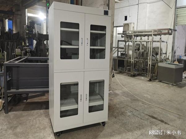 金年会展柜秘境：馆藏珍品保护者揭秘实木会展展柜的防护之道！(图1)